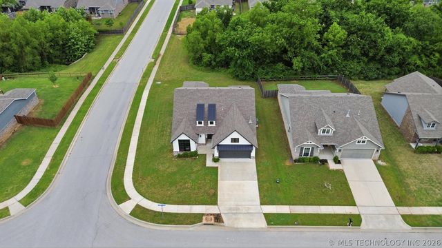 7312 S Indianwood Avenue, Broken Arrow, OK 74011
