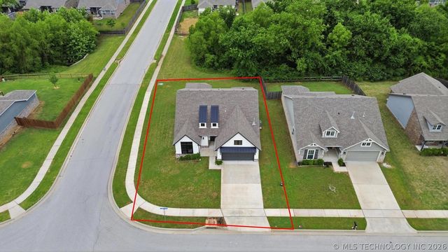 7312 S Indianwood Avenue, Broken Arrow, OK 74011