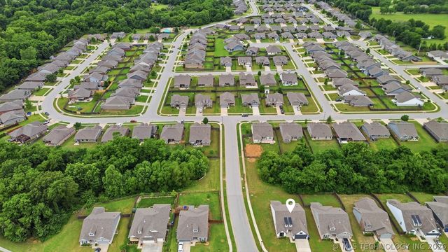 7312 S Indianwood Avenue, Broken Arrow, OK 74011