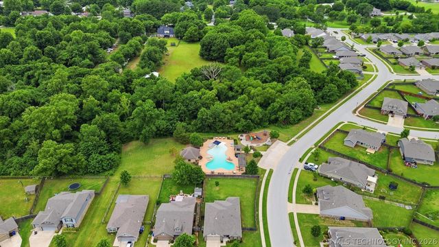 7312 S Indianwood Avenue, Broken Arrow, OK 74011
