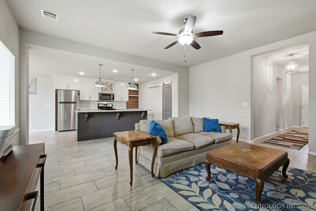 7312 S Indianwood Avenue, Broken Arrow, OK 74011