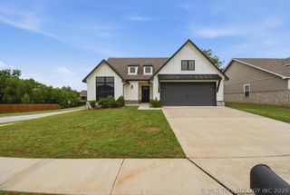 7312 S Indianwood Avenue, Broken Arrow, OK 74011