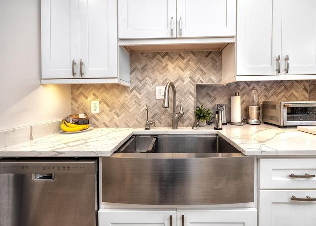 6412 N WOODLYNNE AVENUE, Tampa, FL 33614