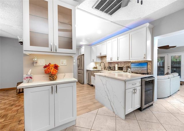 6412 N WOODLYNNE AVENUE, Tampa, FL 33614