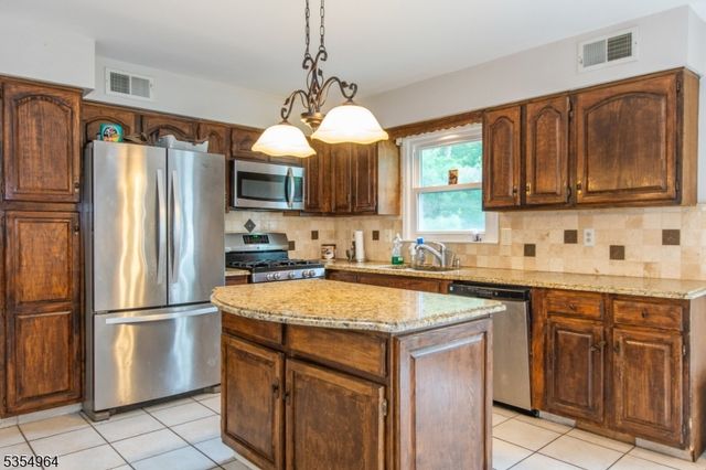 76 Point View Pkwy, Wayne Twp., NJ 07470
