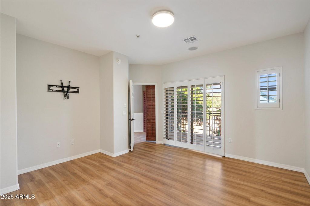 Image 7 of property listing at 3935 E Rough Rider Road 1034, Phoenix, AZ 85050