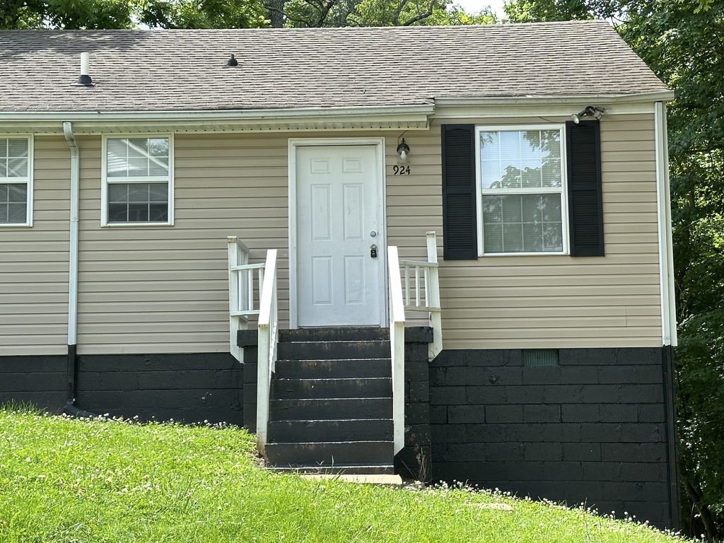 928 Woody Hills Dr, Clarksville, TN 37040