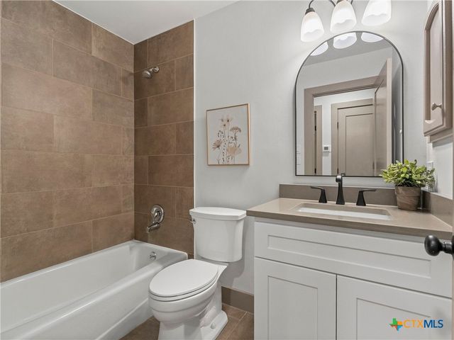 14 Country Club Circle, New Braunfels, TX 78130