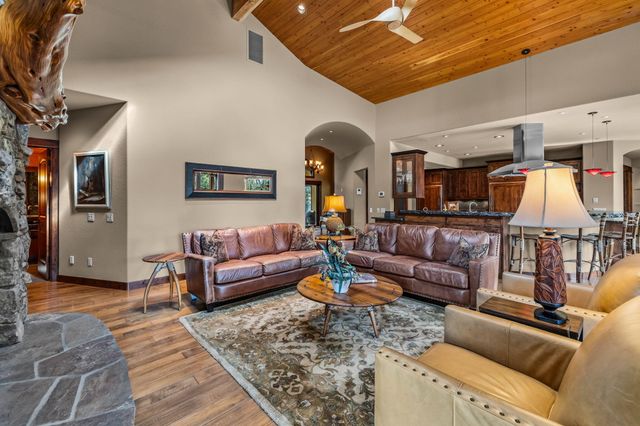 1134 Highland View Loop, Redmond, OR 97756