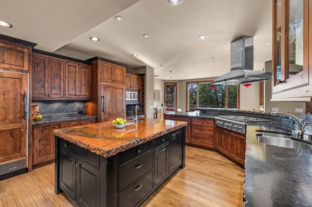 1134 Highland View Loop, Redmond, OR 97756