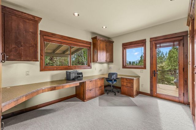 1134 Highland View Loop, Redmond, OR 97756