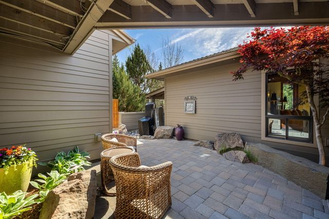 1134 Highland View Loop, Redmond, OR 97756