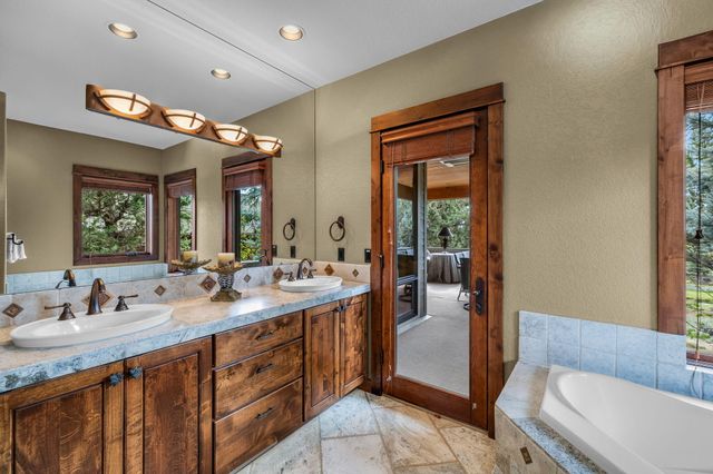 1134 Highland View Loop, Redmond, OR 97756