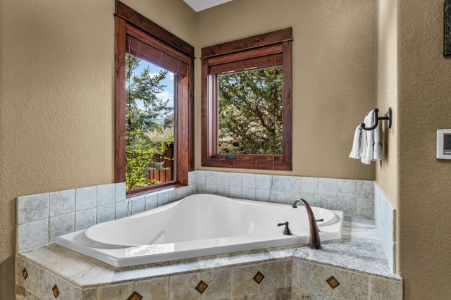 1134 Highland View Loop, Redmond, OR 97756
