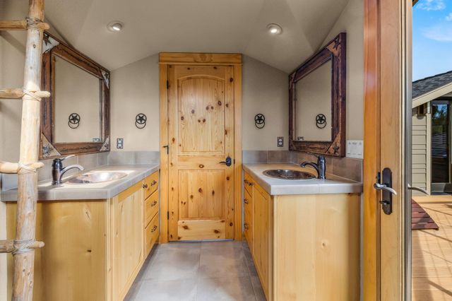 1134 Highland View Loop, Redmond, OR 97756