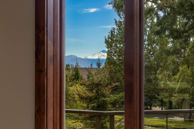 1134 Highland View Loop, Redmond, OR 97756