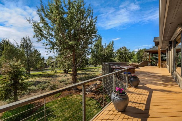 1134 Highland View Loop, Redmond, OR 97756