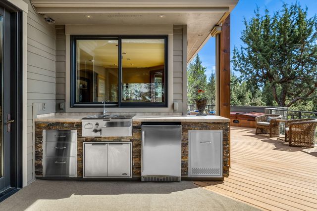 1134 Highland View Loop, Redmond, OR 97756