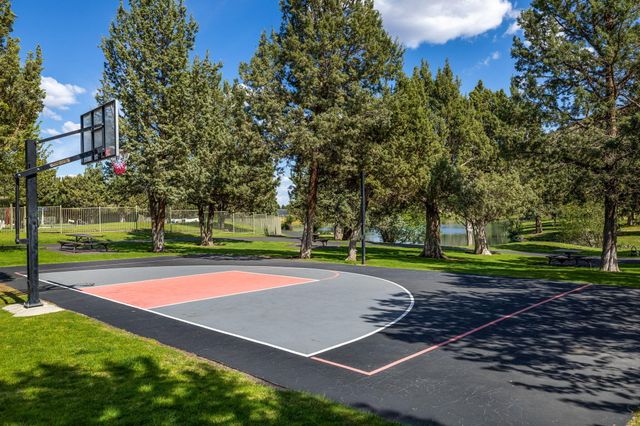 1134 Highland View Loop, Redmond, OR 97756