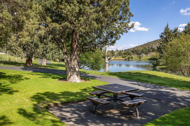 1134 Highland View Loop, Redmond, OR 97756