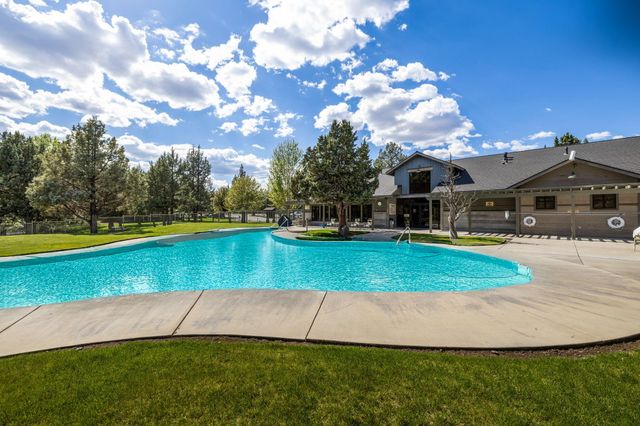 1134 Highland View Loop, Redmond, OR 97756