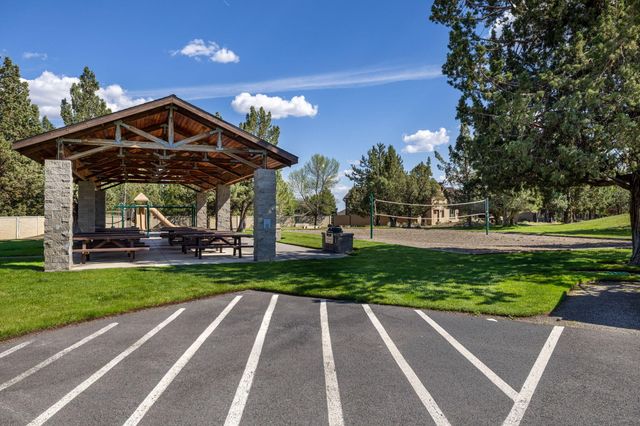 1134 Highland View Loop, Redmond, OR 97756