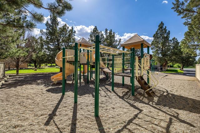 1134 Highland View Loop, Redmond, OR 97756