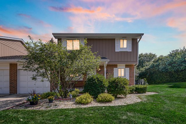 1010 Heathrow Court, Wheaton, IL 60189