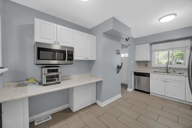 1010 Heathrow Court, Wheaton, IL 60189