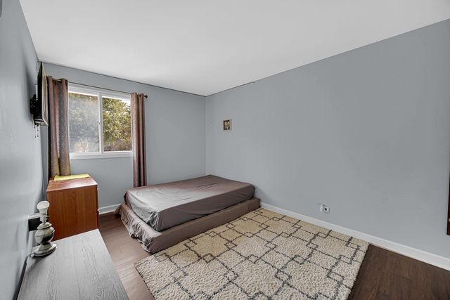 1010 Heathrow Court, Wheaton, IL 60189