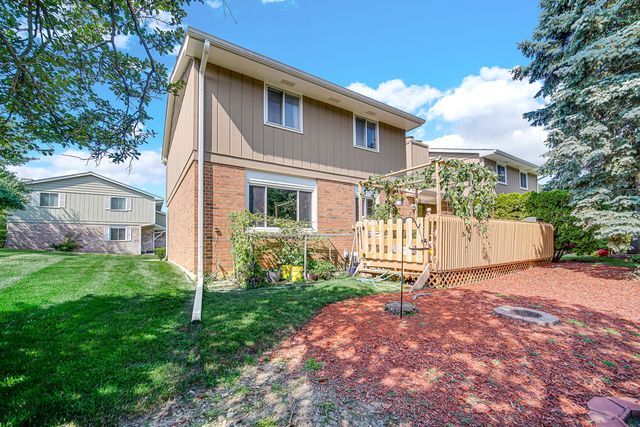 1010 Heathrow Court, Wheaton, IL 60189