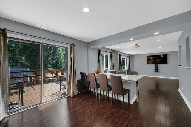 1010 Heathrow Court, Wheaton, IL 60189