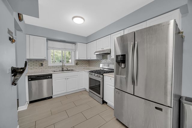 1010 Heathrow Court, Wheaton, IL 60189