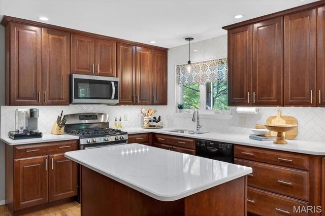2950 Bayberry Ridge Drive, St Louis, MO 63129