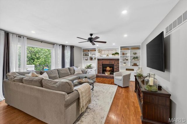 2950 Bayberry Ridge Drive, St Louis, MO 63129