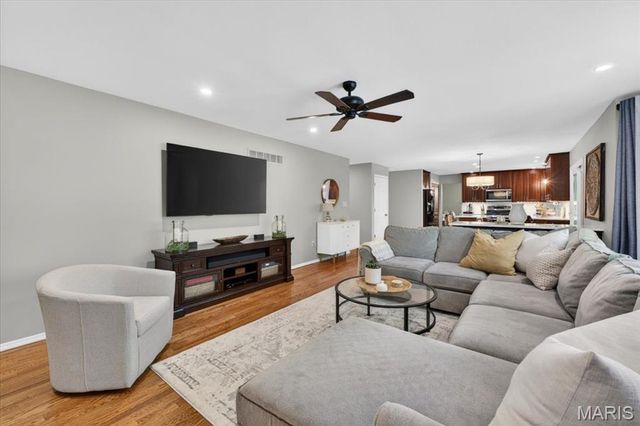 2950 Bayberry Ridge Drive, St Louis, MO 63129