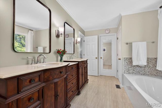 2950 Bayberry Ridge Drive, St Louis, MO 63129