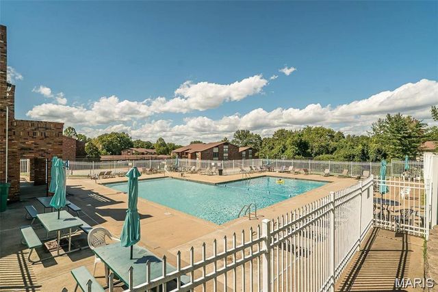 2950 Bayberry Ridge Drive, St Louis, MO 63129