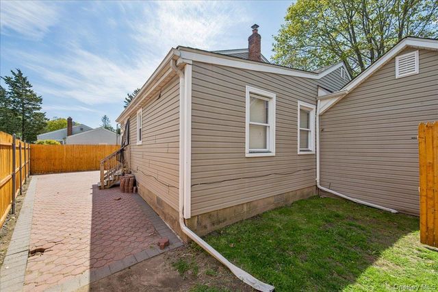 20 Cambridge Avenue, Melville, NY 11747