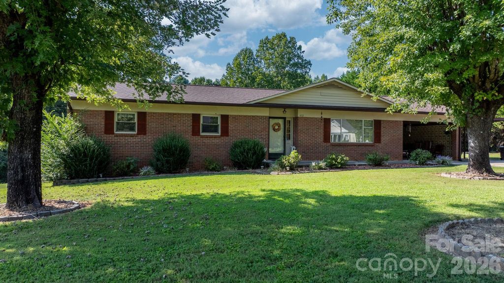 402 Dogwood Drive, Hickory, NC 28601