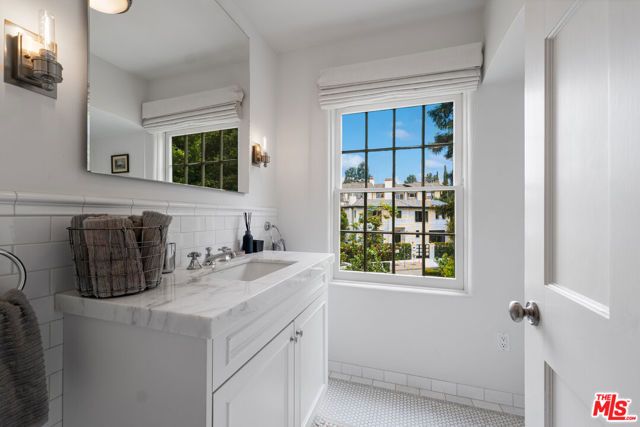 4530 W 8th Street, Los Angeles, CA 90005