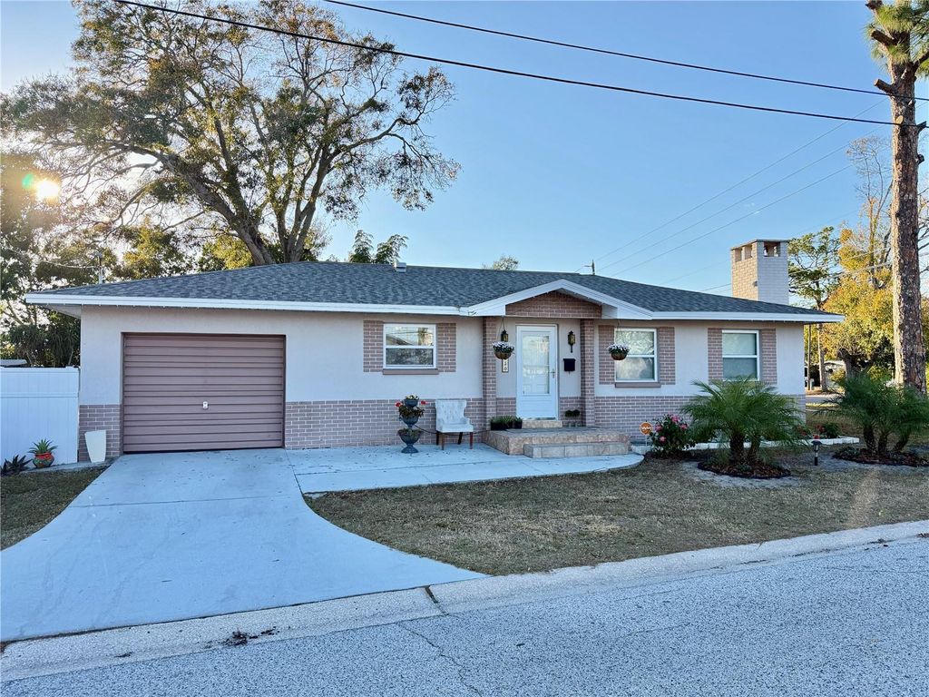 250 SW JEFFERSON CIRCLE N, St Petersburg, FL 33703