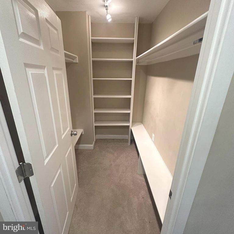 6641 WAKEFIELD DR #219, Alexandria, VA 22307