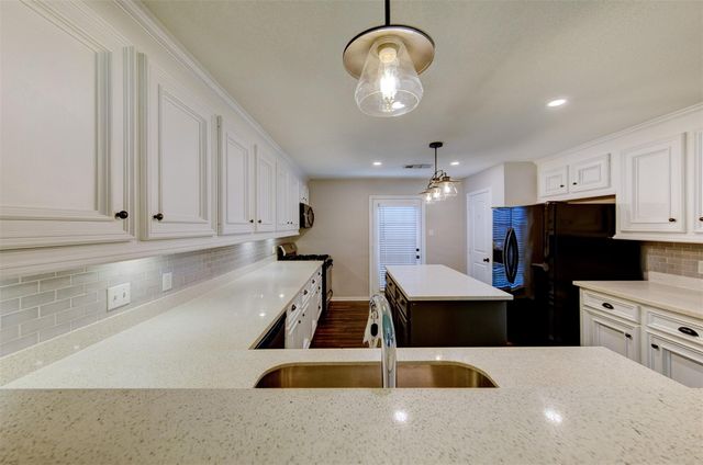 402 Live Oak Lane, Friendswood, TX 77546