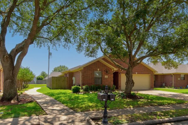 402 Live Oak Lane, Friendswood, TX 77546