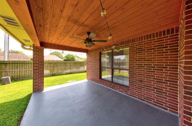 402 Live Oak Lane, Friendswood, TX 77546