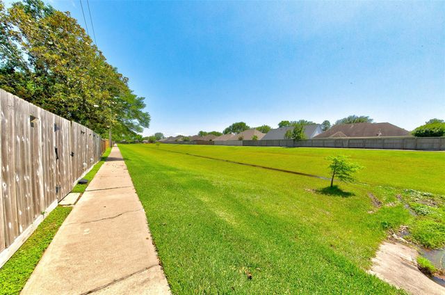 402 Live Oak Lane, Friendswood, TX 77546