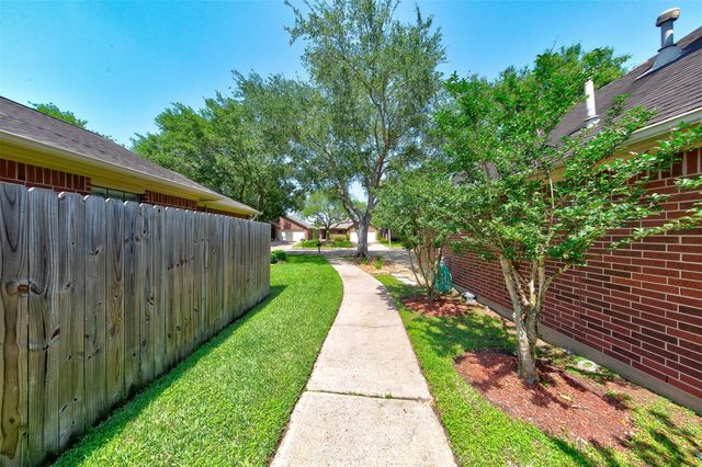402 Live Oak Lane, Friendswood, TX 77546