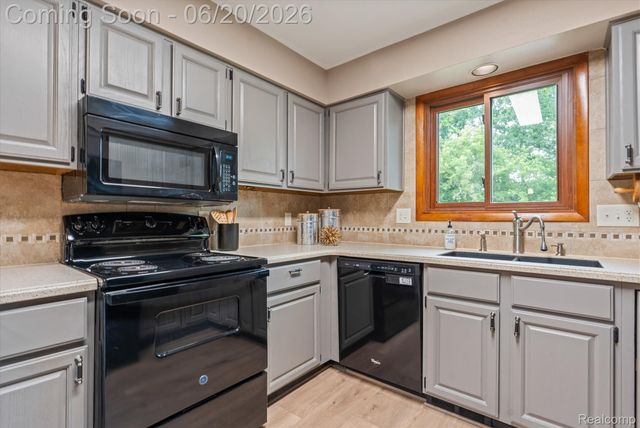 3325 Proctor Lane, Oakland Charter Township, MI 48363