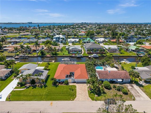 1432 Venetian CT, Cape Coral, FL 33904